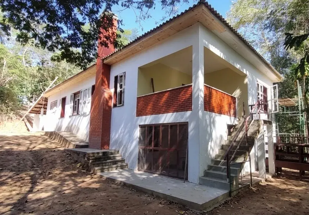 Alojamento da estação, em meio à mata