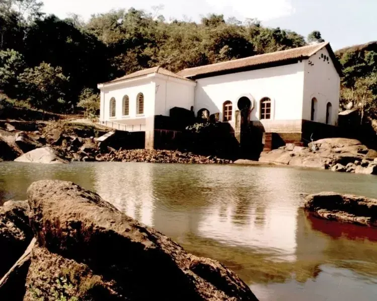 Fotografia histórica da antiga usina hidrelétrica de Peti