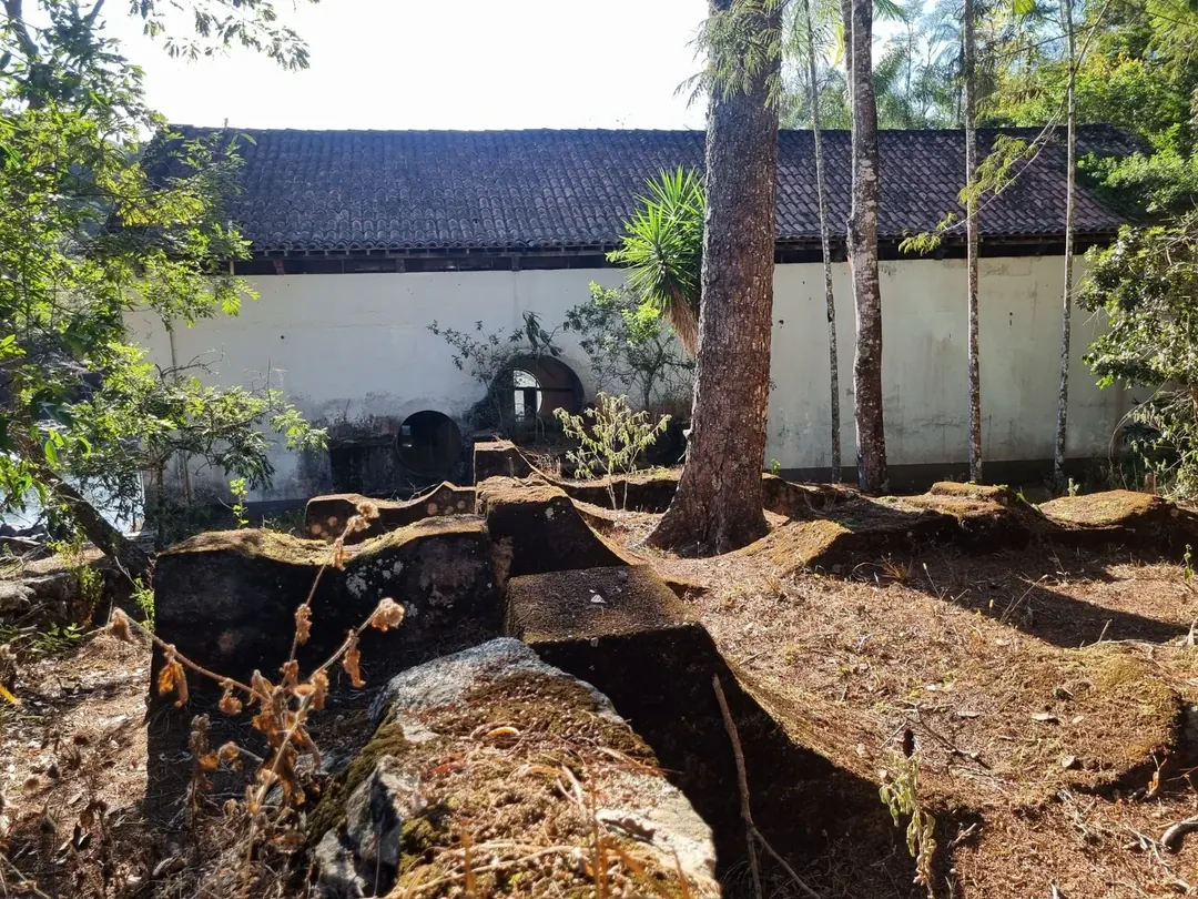 Ruínas da antiga usina hidrelétrica de Peti