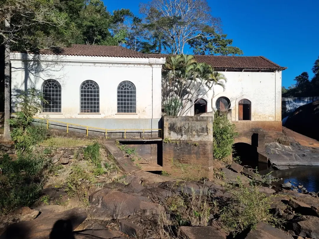 A antiga usina hidrelétrica de Peti preservada nos dias de hoje