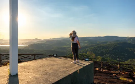 Visitante no mirante da Floresta Municipal Estação Ambiental de Peti, com vista para o vale